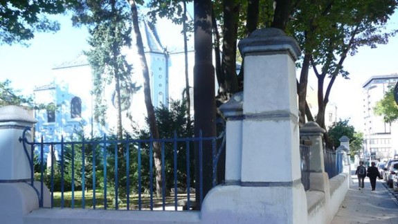 Secesný múr pri Modrom kostolíku už stojí, v pôvodnej bledomodrej farbe