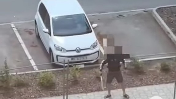 V Rači sa na ulici pohyboval muž ozbrojený mačetou