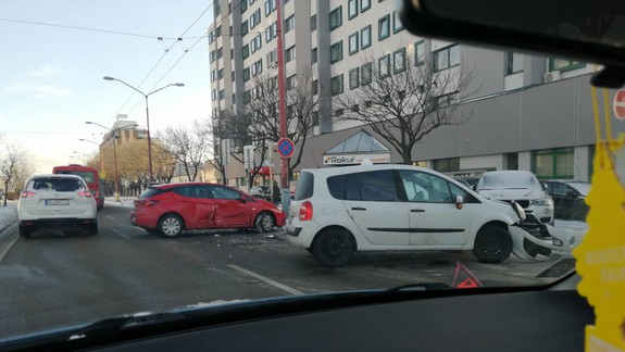 Na Trnavskej ceste sa ráno stala nehoda troch áut
