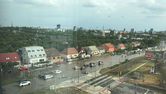 VIDEO: Mestom sa dnes prehnala krátka, ale intenzívna búrka - nechýbali ani ľadové krúpy