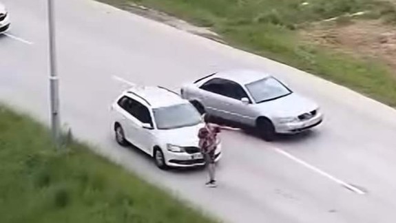 Zadržali výtržníka: Opitý muž v Petržalke obmedzoval dopravu a búchal po autách