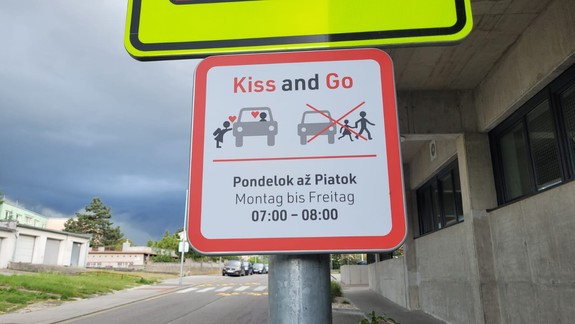 Na Kramároch zaviedli novú dopravnú zónu Kiss and Go. Aké povinnosti tu platia pre vodičov?