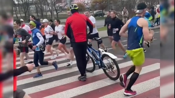 VIDEO: Arogancia cyklistu na maratóne: Prechádzal cez cestu priamo pomedzi bežcov