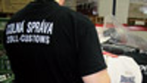 Na burze na štadióne urobili colníci raziu