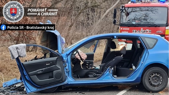 FOTO: Tragická dopravná nehoda troch vozidiel na Záhorí si vyžiadala život jednej osoby