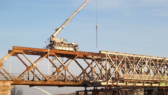 Robotník spadol zo Starého mosta na pontón, vážne sa zranil