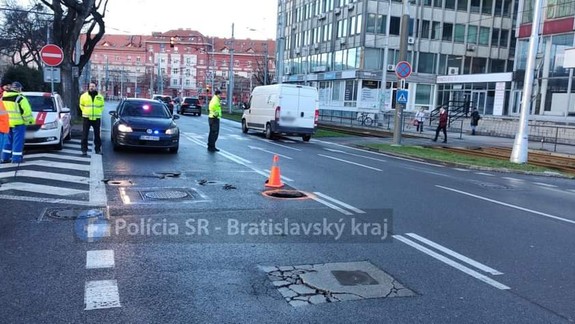 Pozor, na Miletičovej sa prepadla vozovka