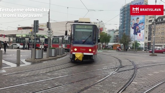 VIDEO Novinka v MHD: Po meste premáva súprava električiek s troma vozňami