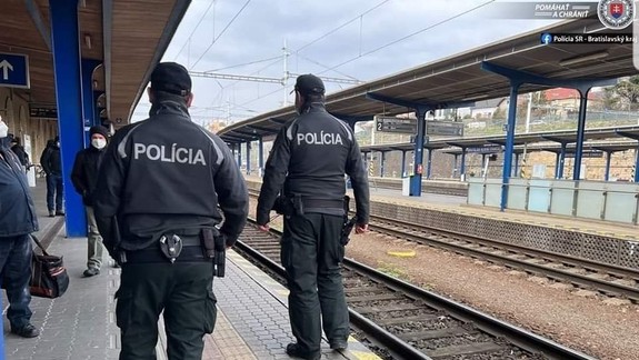 Agresor na Hlavnej stanici: Policajta udrel päsťou do tváre, vyhrážal sa guľkami do hlavy a mafiánmi z Nitry
