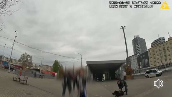 VIDEO Mestskí policajti na Trnavskom mýte: Najskôr riešili muža útočiaceho nožom, následne matku s troma deťmi