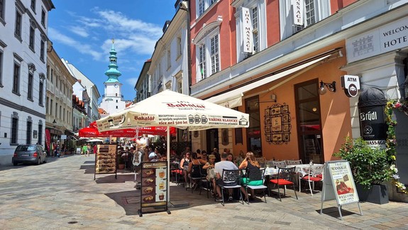 Podniky v pešej zóne zaplatia o polovicu viac: Staré Mesto zvyšuje dane za užívanie verejného priestranstva