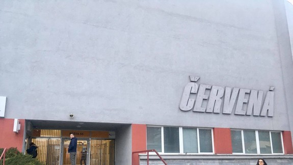 FOTO: Petržalská kuriozita - viete, prečo je na budove pošty na Furdekovej šedý nápis Červená?