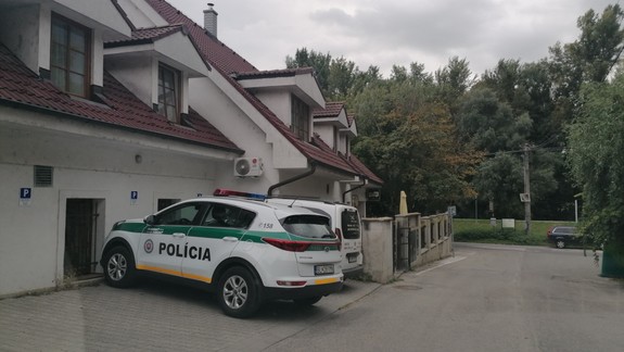 Policajti v Devíne: Vyšetrujú smrť muža, ktorého našli v jednom z bytov