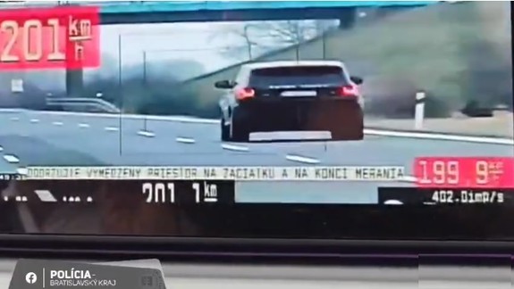 VIDEO: Dúfajme, že nezaspal s nohou na plyne. Na D1 jazdil 78-ročný vodič rýchlosťou 201 km/h