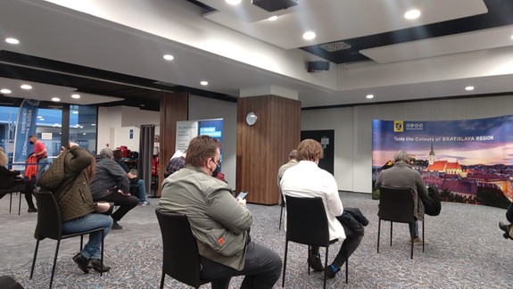 Na Národnom futbalovom štadióne ešte sprievod seniorov nezaočkovali