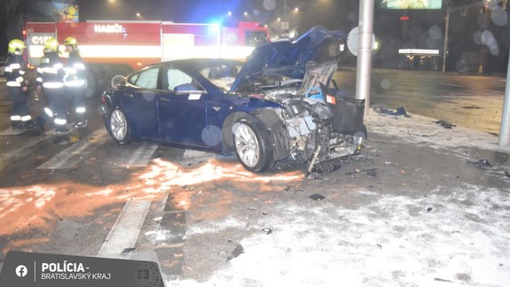 Videli ste túto nehodu? Vodič BMW po nej ušiel