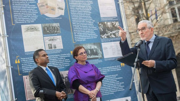 Na Hviezdoslavovom námestí otvorili putovnú výstavu o osobnostiach slovensko-amerických vzťahov