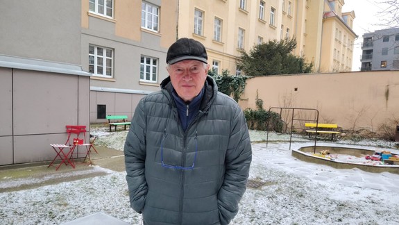 Výstavy obrazov na dvore domu, vianočný punč aj majáles... Bývalý veľvyslanec spája susedov v centre mesta