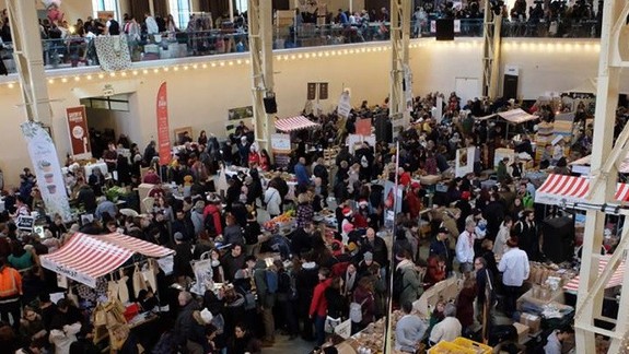 VIDEO a FOTO: Takto to včera vyzeralo na vianočnom Dobrom trhu - najrušnejšie bolo v Starej tržnici na Námestí SNP...