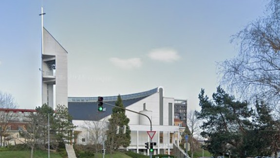 FOTO: Zlodeji vykradli kostol na Tomášikovej, polícia po nich pátra