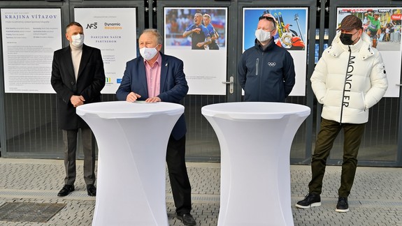 FOTO a VIDEO: Všimli ste si? Národný futbalový štadión je vyzdobený ikonickými športovými fotografiami...