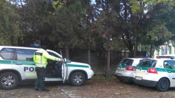 Strašné: Policajti našli v chatrči bezdomovcov novorodenca, o ktorého matka nejavila záujem