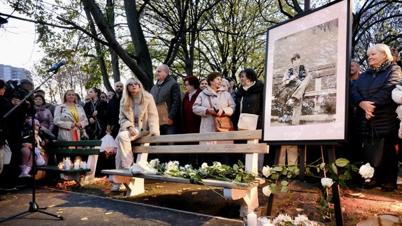 Na Račianske mýto sa vrátila legendárna lavička Mekyho Žbirku