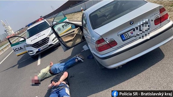 FOTO: Policajnú naháňačku sprevádzali aj výstrely - posádku unikajúceho BMW zastavil až defekt na diaľnici