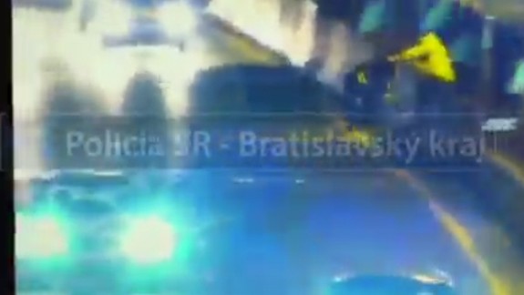 VIDEO: Išlo o život. Policajti na diaľnici D2 zachraňovali psychicky chorého muža