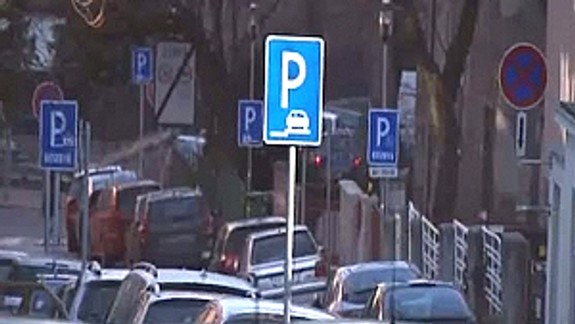Poslanci schválili prvé pravidlá celomestského parkovania