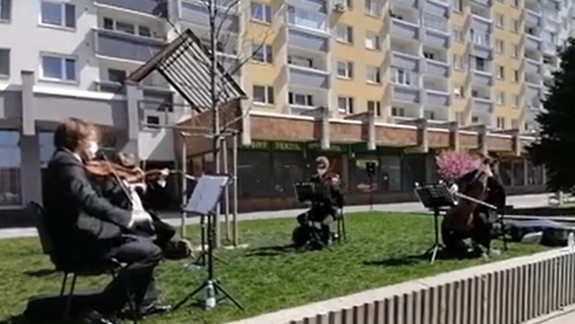 VIDEO: Vo Vrakuni dnes mali symfonický koncert priamo pod oknami...