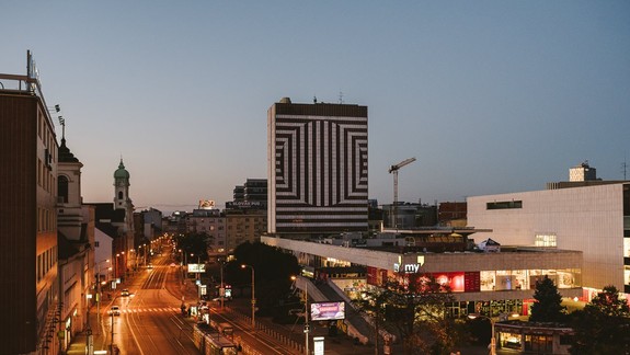 FOTO a VIDEO: V Bratislave vzniknú trvalé streetartové maľby - nový dizajn dostali aj štyri Karosy