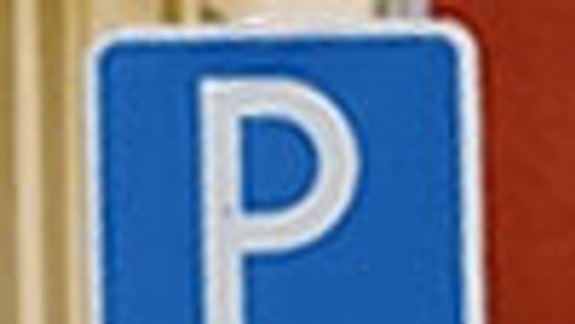 Pred hypermarketom je v noci prázdno