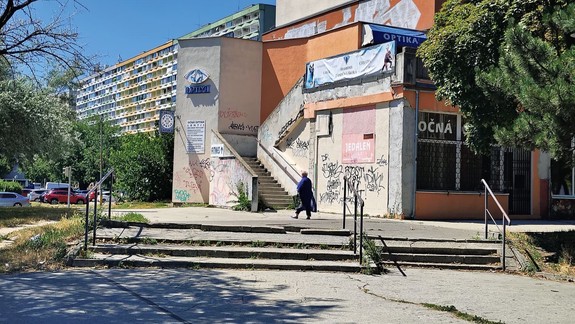 Nekonečný príbeh: Viete, prečo nie je schodisko pri zastávke MHD na Šustekovej opravené a bezbariérové?