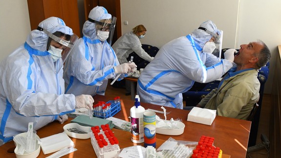 Za utorok pribudlo 61 obetí covidu a tisíce infikovaných vírusom