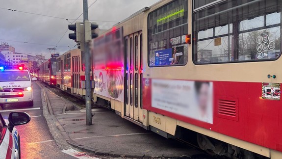 Vážna nehoda na Račianskej ulici: Električka zrazila 88-ročnú chodkyňu: Zraneniam podľahla