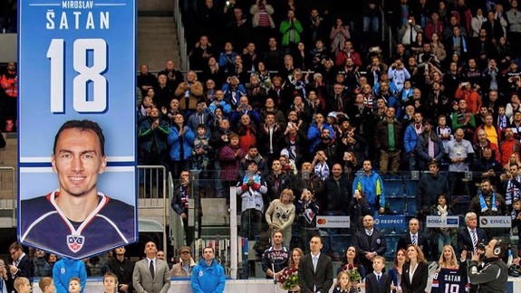 HC Slovan Bratislava si uctil Miroslava Šatana - na zimáku vyvesili jeho zástavu