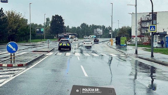 Nehoda v Petržalke: Policajti na služobnom aute zrazili na priechode pre chodcov seniorku
