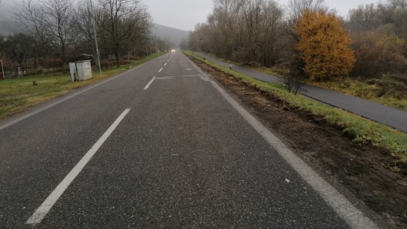 Na čom pracujú? Medzi Devínom a Devínskou N. Vsou stroje odstraňujú trávu popri ceste