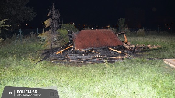 Neznámy podpaľač založil požiar altánku v areáli farnosti v Petržalke