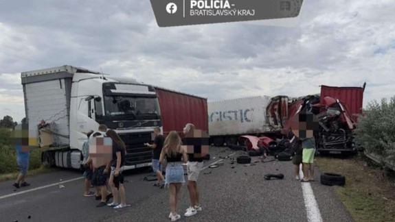 Na diaľnici D2 došlo k viacerým nehodám,  museli ju uzavrieť