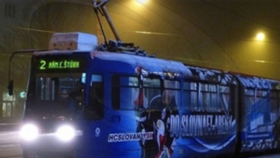 Hokejisti Slovana budú rozdávať autogramy v električke