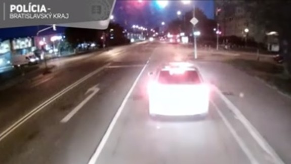 VIDEO Zranený cestujúci v MHD: Videli ste túto kolíziu na Budatínskej? Osobné auto vybrzdilo autobus