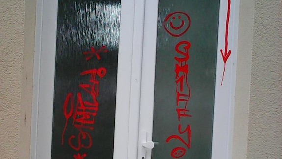 RUŽINOV: Popísané steny už zrejme nestačia, tentokrát delikventi zničili vchodové dvere!