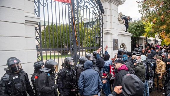 V sobotu hádzali dlažobné kocky do policajtov a teraz im hrozí trest od 12 do 25 rokov!