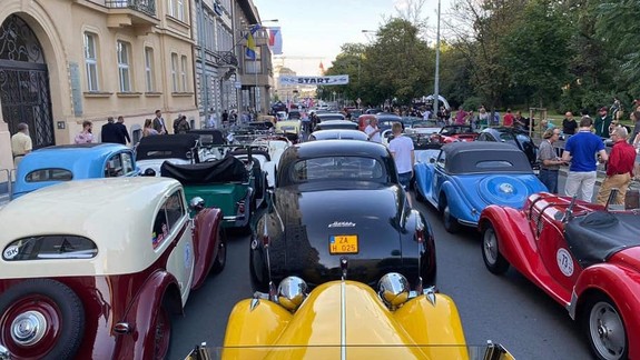 FOTO Preteky veteránov 1000 míľ československých začali, v jednom aute preteká aj starostka Aufrichtová!