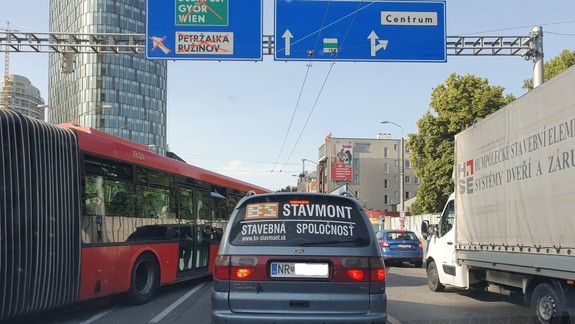 VIDEO Neprehľadná doprava na Karadžičovej: Z dvoch pruhov zostal len jeden!