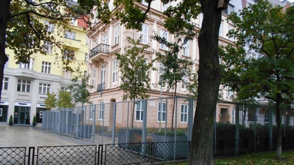 Budú plot okolo americkej ambasády riešiť aj médiá v USA?