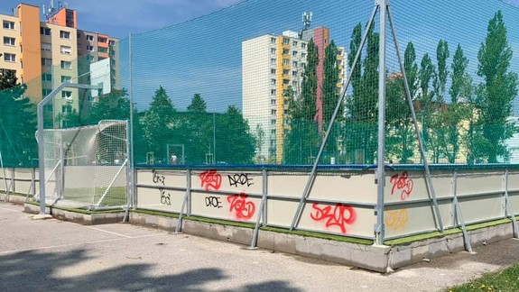 FOTO: V Dúbravke posprejovali nové ihrisko - jej starosta hľadá autorov grafitov - má pre nich brigádu...