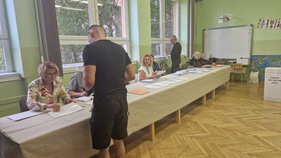Najväčšie mestské časti hlásia bezproblémový začiatok volieb, voličovi sa nepozdávala farba pečiatky